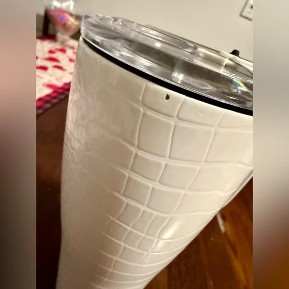 BrüMate Pearl Crocodile 32oz Tumbler - Picture 3 of 5